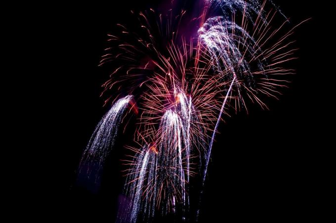 O clorato de potássio é usado em fogos de artifício como oxidante e para produzir uma chama roxa.