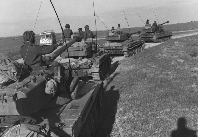 Tanques israelenses se mudando para Gaza em 1956