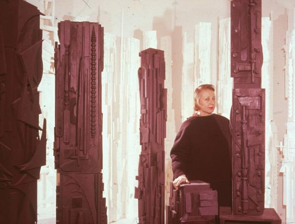 Louise Nevelson com seu trabalho na década de 1950