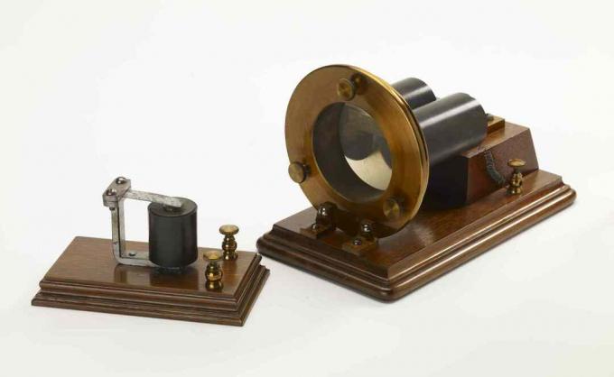 O receptor de telégrafo harmônico foi criado por Alexander Graham Bell por volta de 1876.