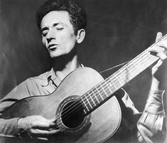 Woody Guthrie tocando guitarra