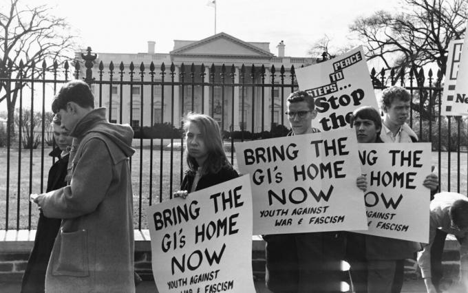 Manifestantes na Casa Branca em 1965