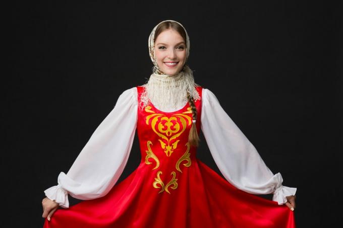 linda garota caucasiana sorridente em traje folclórico russo
