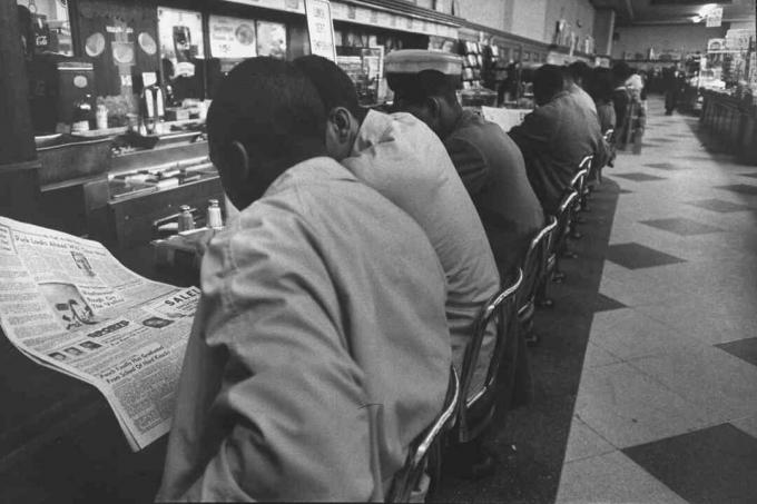 Afro-americanos no balcão de almoço da Woolworth Store