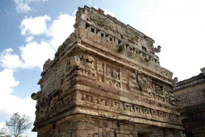 La Iglesia (a Igreja) chega ao céu, adornada com máscaras de Chac no local maia de Chichén Itzá