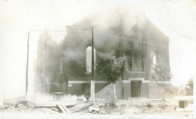 Igreja do distrito de Greenwood danificada após o Massacre de Tulsa Race, Tulsa, Oklahoma, junho de 1921.