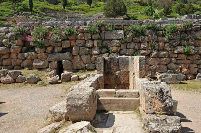 Entrada (Cella) para o Adyton em Delphi