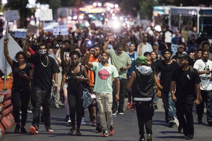 Protestos eclodem em Charlotte após tiroteio na polícia