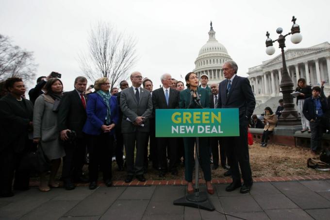 Deputados democratas Alexandria Ocasio-Cortez e Sen. Ed Markey divulga sua resolução verde do New Deal