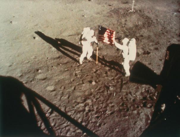 Armstrong e Aldrin ostentam a bandeira dos EUA na lua, 1969