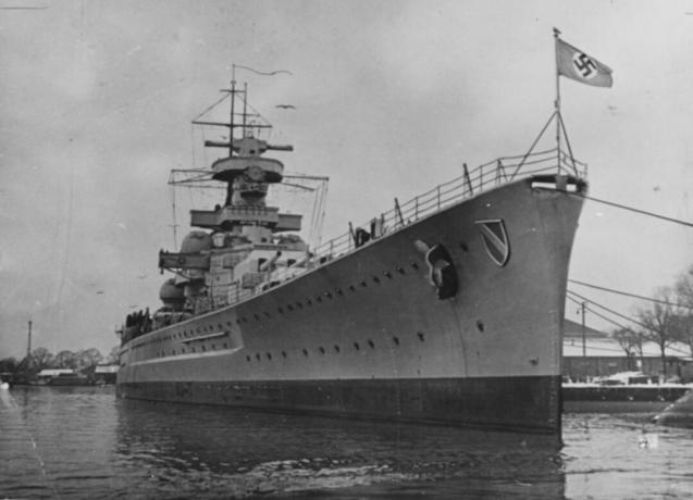 Scharnhorst amarrado em um píer.