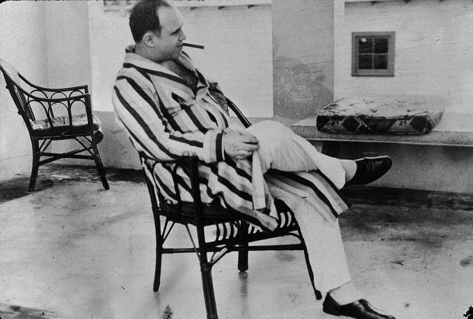 O gângster americano Al Capone ('Scarface') (1899 - 1947) relaxa em sua casa de férias em Miami, Flórida, 1930.