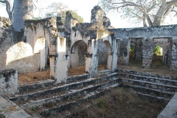 Pátio do palácio em Songo Mnara