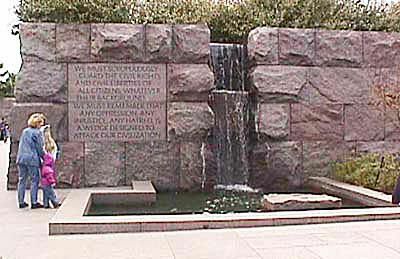 Uma foto da cachoeira na sala 2 do FDR Memorial em Washington DC