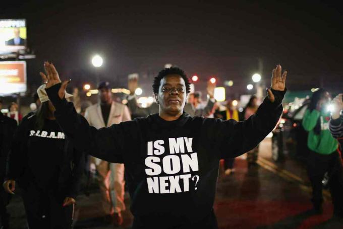 Manifestante vestindo uma camiseta "Is My Son Next" durante os distúrbios de 2014 em Ferguson, Missouri.