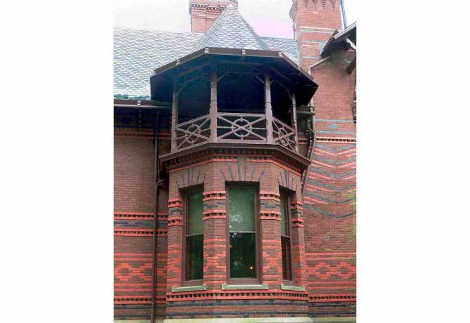 Torres e janelas de sacada dão à Casa Mark Twain uma forma complicada e assimétrica