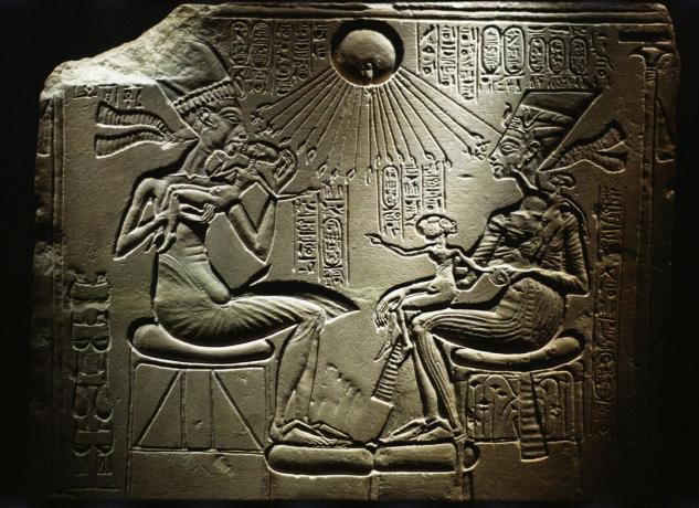 Akhenaton e Nefertiti com seus filhos