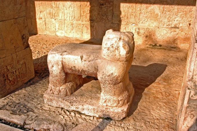 O trono da onça-pintada de Chichén Itzá ao pôr do sol