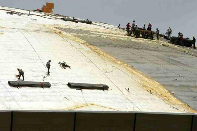 duas equipes de trabalhadores realocando o topo da cúpula