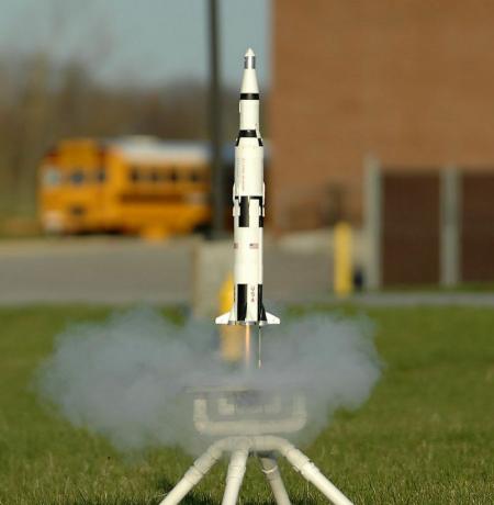 Lançamento do foguete modelo Saturno V.