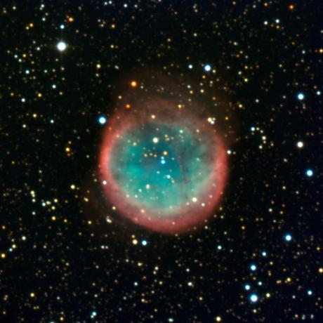 Uma nebulosa planetária em Aquila.