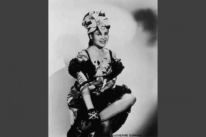 Katherine Dunham por volta de 1945, vestindo traje de dança com tufos de babados e orquídeas artificiais