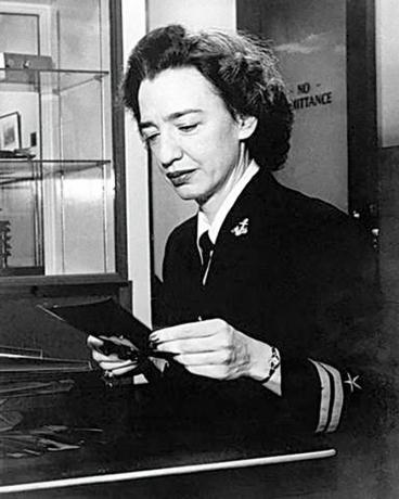 Lt. j.g. Grace Brewster Hopper trabalhando no Bureau of Ordnance Computation Project, Harvard University, Cambridge, Massachusetts, janeiro de 1946.
