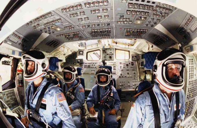 Astronautas do ônibus espacial americano antes do voo trágico