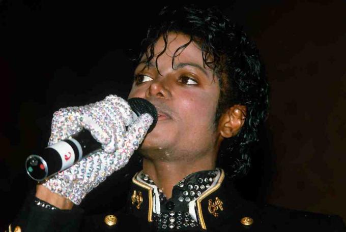 Michael Jackson aceita um prêmio da CBS e do Guinness Book Of World Records comemorando 'Thriller' como o álbum mais vendido de todos os tempos (25 milhões) em 7 de fevereiro de 1984 no Museu Metropolitano de História Natural de Nova York em Cidade de Nova York.