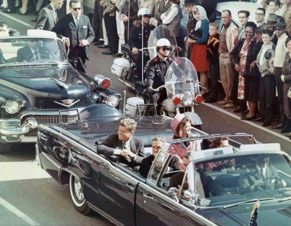 Kennedys andando em Dallas Motorcade