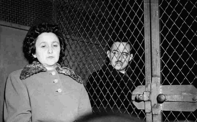 Fotografia de notícias de Ethel e Julius Rosenberg na van da polícia.
