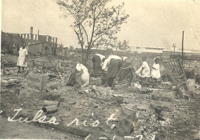 Pessoas vasculhando os escombros após o Massacre da Corrida de Tulsa, Tulsa, Oklahoma, em junho de 1921.
