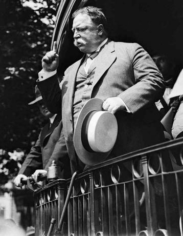 Foto em preto e branco do futuro presidente William Howard Taft, fazendo um discurso de campanha a partir de uma plataforma de trem.