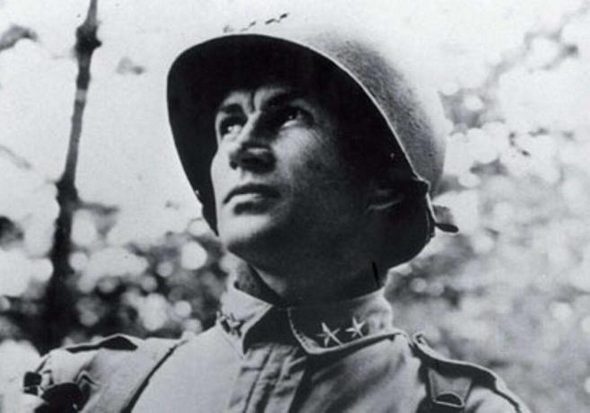 Major-general James Gavin de uniforme com capacete.