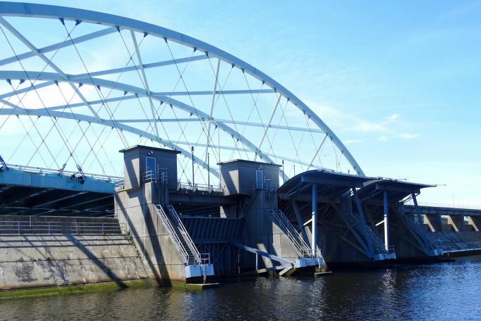 foto de ponte / barreira de furacão aberta em Providence, Rhode Island