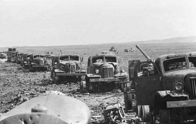 Comboio sírio destruído nas colinas de Golã, 1973.