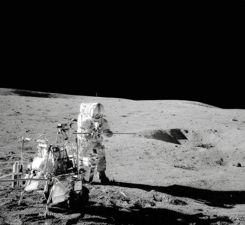 A Apollo 14 pousou na Lua e os astronautas implantaram instrumentos e coletaram amostras de rochas.