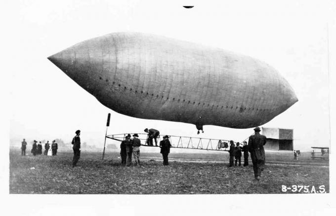 O temerário e o piloto Lincoln Beachey examinam o dirigível de propriedade de Thomas Scott Baldwin na Exposição de St. Louis de 1904