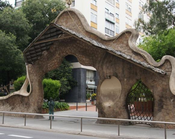 A entrada da Finca Miralles, agora arte pública em Barcelona, ​​por Antoni Gaudí