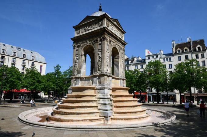 monumento aberto de quatro lados, com seis degraus de cada lado, até onde uma fonte ou sino seria