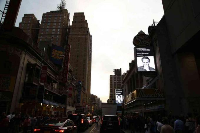 As marquises na Broadway escureciam ao pôr do sol com uma imagem de Shepard em todos os letreiros