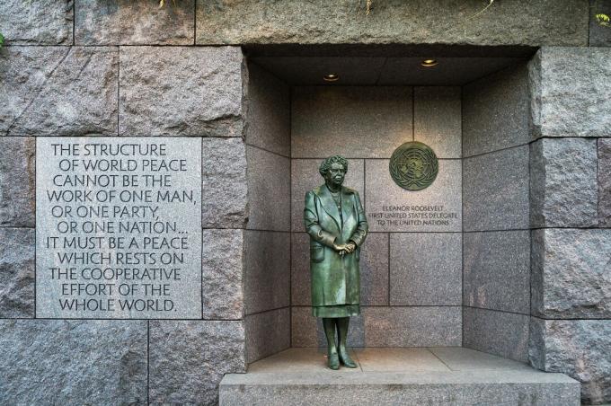 Uma estátua de bronze da primeira-dama Eleanor Roosevelt em pé diante das Nações Unidas