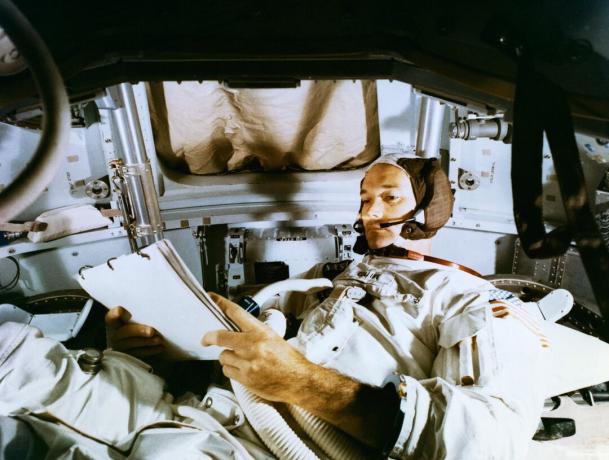 Michael Collins estudando planos de vôo