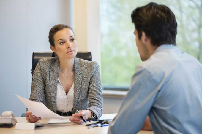 Entrevista formal entre uma mulher e uma variedade.