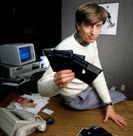 Bill Gates posa em novembro de 1985 em Bellevue, Washington.