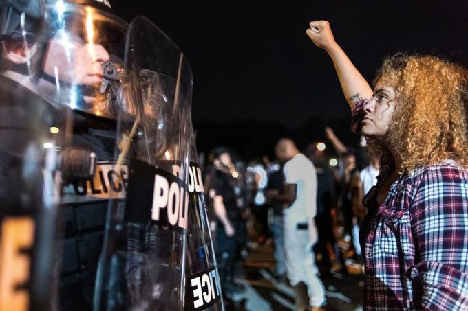 Protestos eclodem em Charlotte após tiroteio na polícia