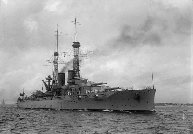 Navio de guerra USS Texas (BB-35) em andamento perto de Hampton Roads, VA.