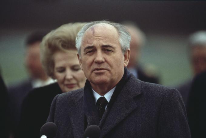 O líder russo Mikhail Gorbachev no final de uma visita oficial a Londres. (7 de abril de 1989)