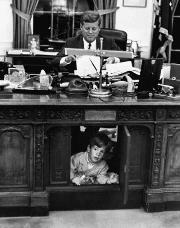 John Kennedy, Jr., explorando a mesa do pai