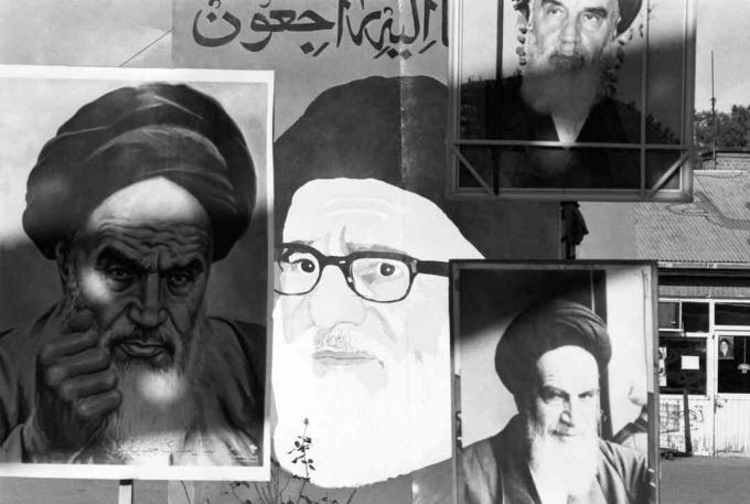 Cartazes do aiatolá Khomein são exibidos dentro do complexo da embaixada americana.
